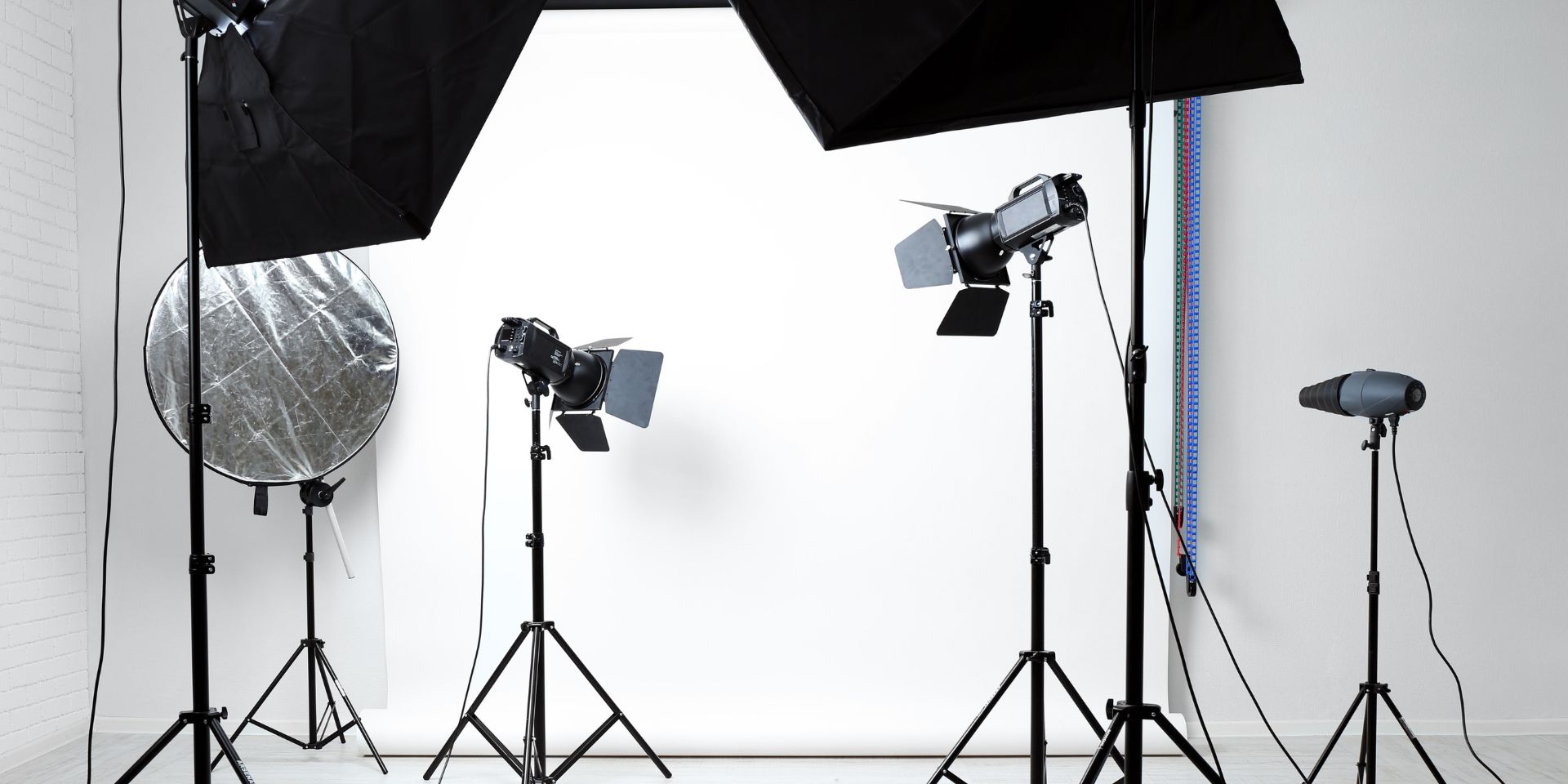 Photoshoot equipment in a grey room.